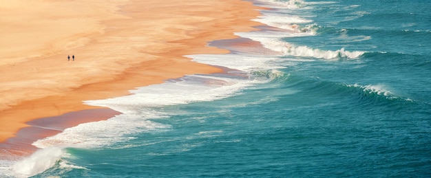 As ondas do mar rolam na praia arenosa Visualização de drone Banner horizontal