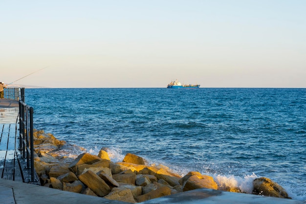 As ondas do Mediterrâneo batem na costa perto da cidade de Limassol, em Chipre