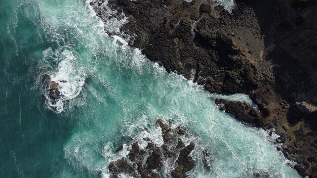 As ondas do oceano estão a bater nas rochas.