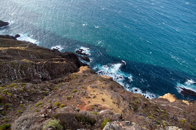 As ondas quebram na costa das Ilhas Canárias. Ilha de Gran Canaria na Espanha