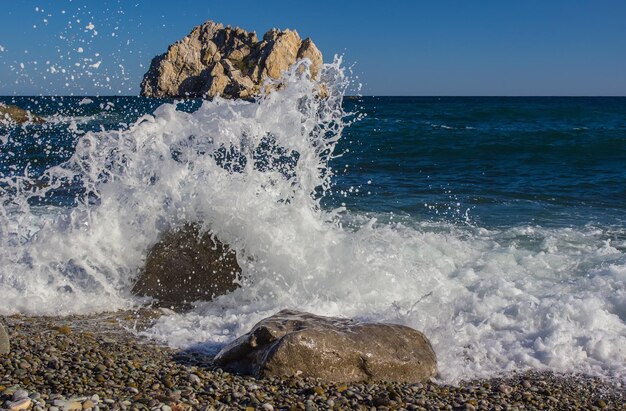 As ondas quebrando na rocha