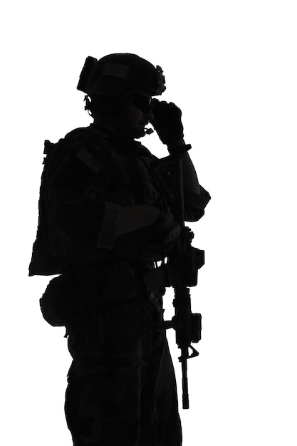 As operações especiais do Corpo de Fuzileiros Navais dos Estados Unidos comandam o Marsoc raider com arma. Silhueta de fundo branco do Operador Especial Marinho
