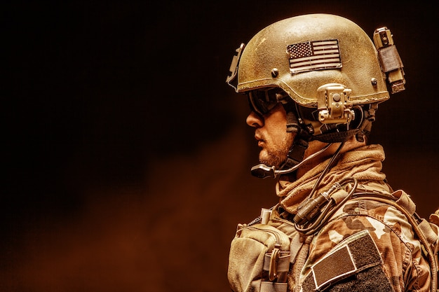 As operações especiais do Corpo de Fuzileiros Navais dos Estados Unidos comandam o Marsoc raider. Foto de estúdio do fundo preto do Operador Especial da Marinha