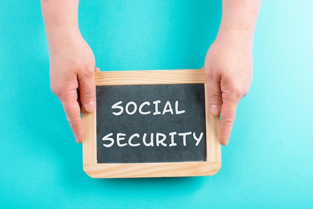 As palavras segurança social estão de pé em um quadro-negro