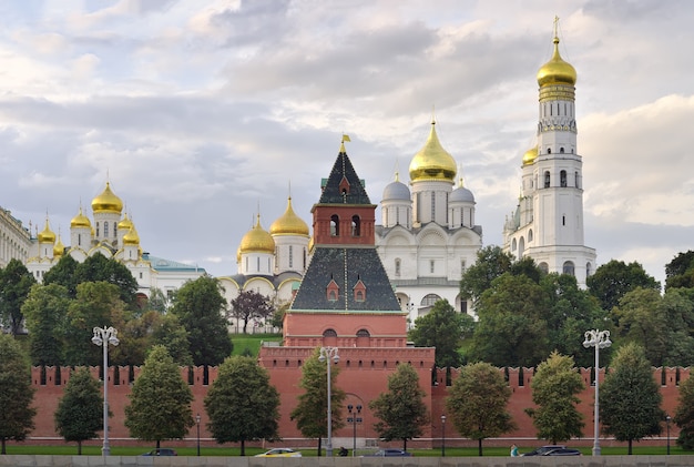 as paredes do Kremlin de Moscou com a arquitetura russa medieval do dique do Kremlin