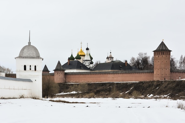 As paredes do mosteiro em Suzdal