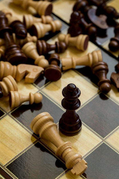 As peças do jogo de xadrez em um tabuleiro de xadrez