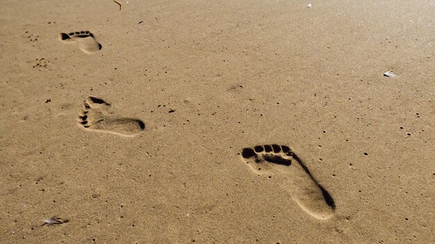 As pegadas na areia da praia