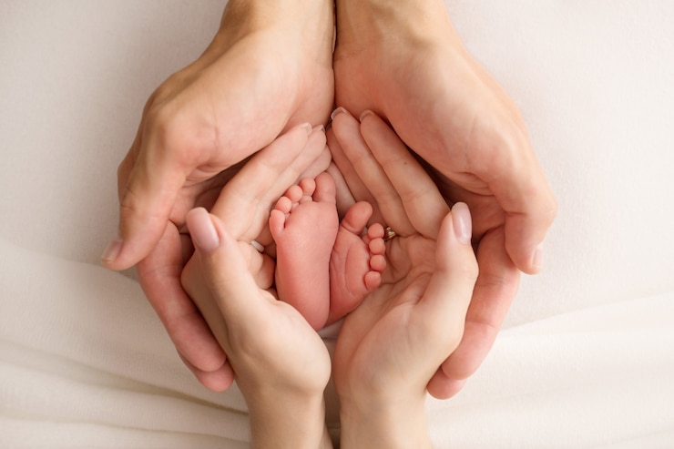 Foto as pernas da criança nos braços de nossa mãe e de nosso pai. pés de um bebê recém-nascido. perninhas de bebê. foto em preto e branco. foto de alta qualidade