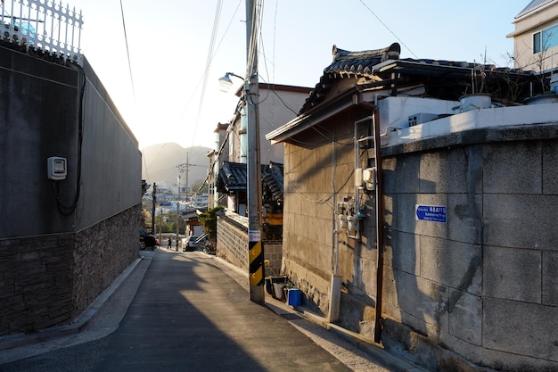 As pessoas andam na rua em março de 222019 em SeulCoreia Bukchon Hanok Village é uma vila tradicional coreana em Seul com uma longa história localizada no topo de uma colina