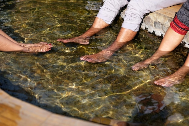 As pessoas aquecem os pés em uma fonte termal