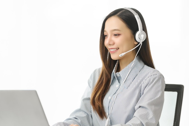 Foto as pessoas asiáticas são agentes de call center em um ambiente de trabalho sereno, lidando com questões de clientes através de seu laptop em um espaço de trabalho organizado. representação das telecomunicações modernas. papel fundamental nos negócios.