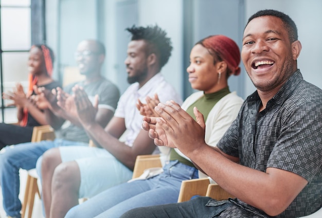 As pessoas conversam em uma reunião de negócios ou se encontram com concorrentes enquanto estão na fila para uma entrevista