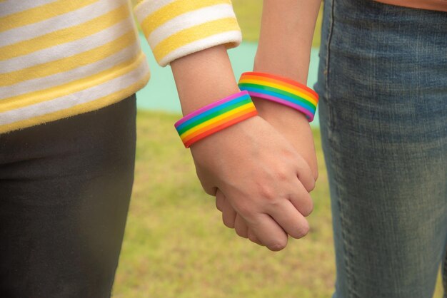 Foto as pessoas da diversidade se unem e usam rocket wristband, um símbolo para a comunidade lgbt