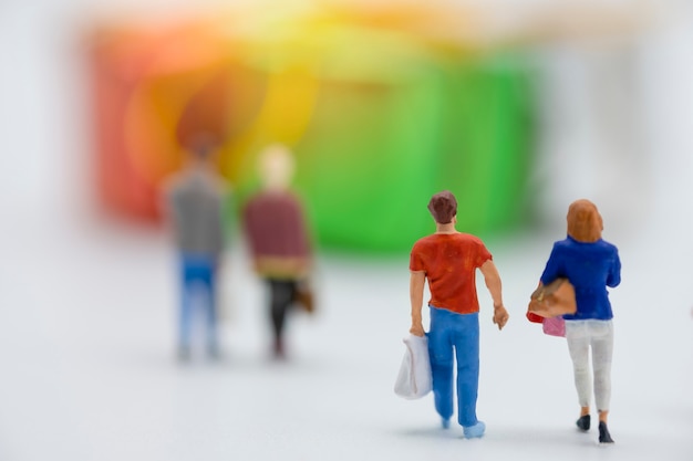 As pessoas em miniatura compram mercadorias ou mercadorias durante a grande venda e desconto