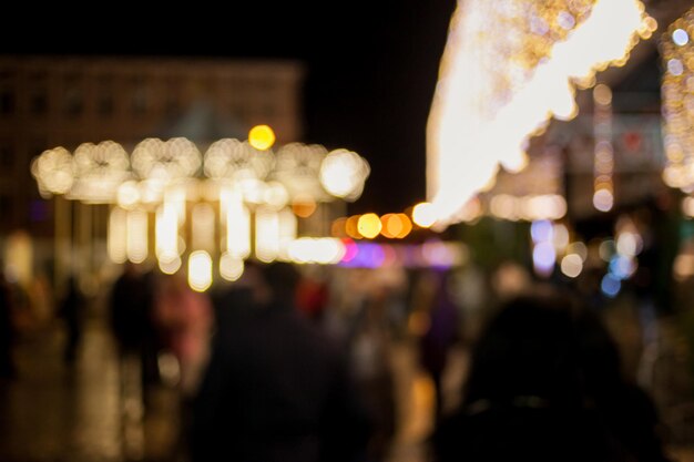 as pessoas estão andando nas festividades da praça imagem desfocada imagem desfocada bokeh de pessoas