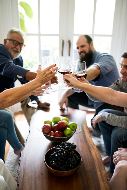 Foto as pessoas estão comemorando juntas