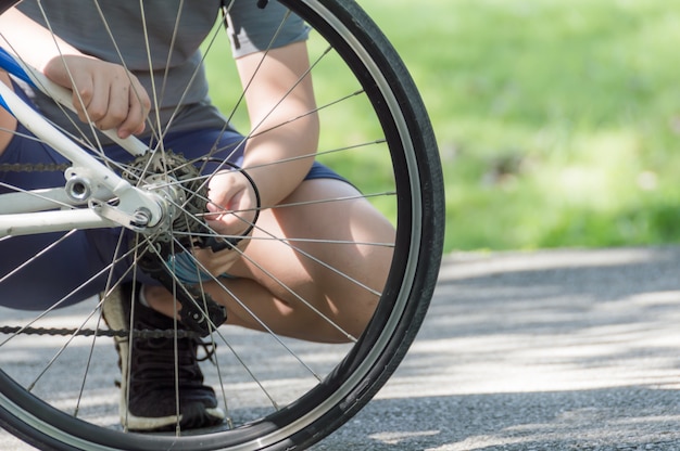 As pessoas estão cuidando da roda da bicicleta antes de andar