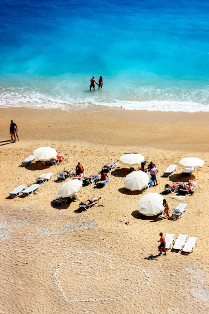 As pessoas estão descansando na praia no mar Mediterrâneo