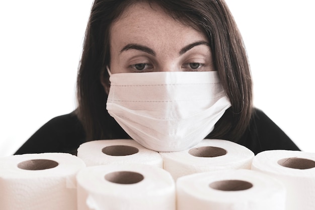 As pessoas estão estocando papel higiênico para quarentena em casa contra o coronavírus.