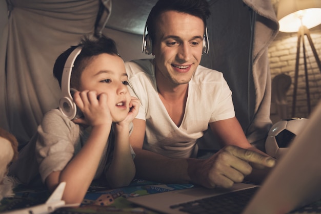 As pessoas estão falando no skype para a família no laptop em casa.