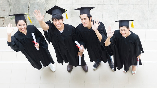 as pessoas estão felizes em vestidos de formatura e boné ficar na linha