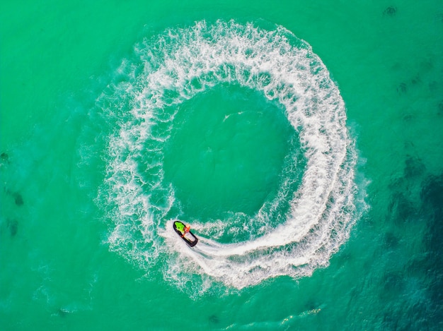 As pessoas estão jogando jet ski no mar durante as férias