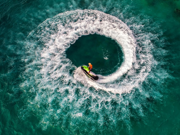 As pessoas estão jogando jet ski no mar durante as férias