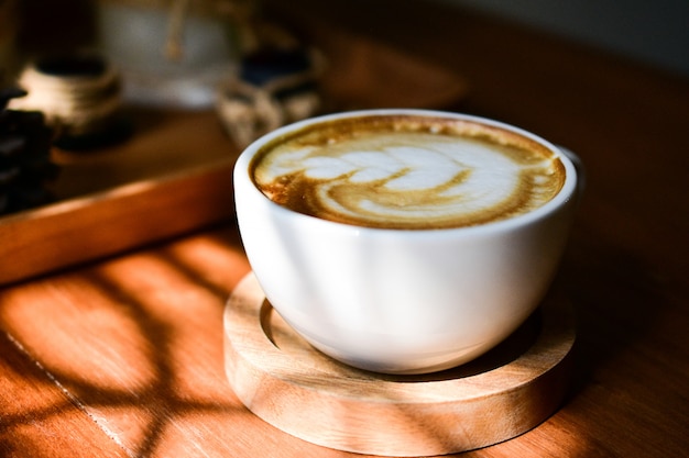 As pessoas estão tomando café na cafeteria