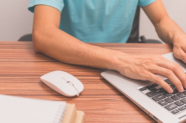 As pessoas estão usando computadores para trabalhar