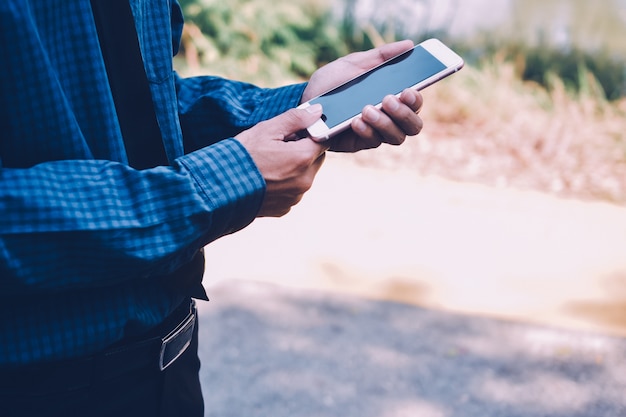 As pessoas estão usando telefone inteligente móvel para compras on-line