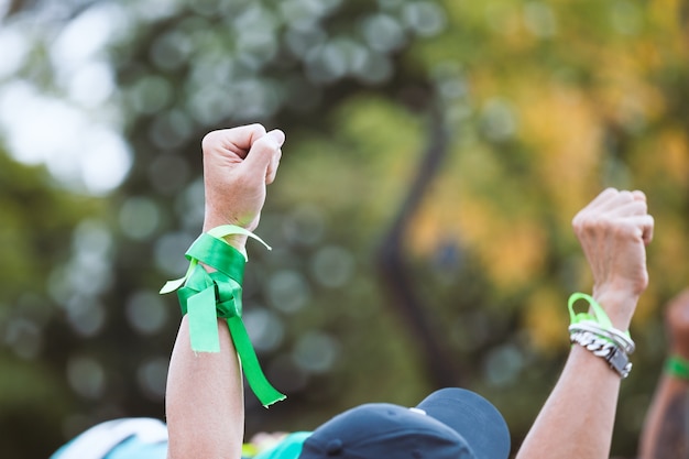 Foto as pessoas levantaram mão ar lutando por protesto