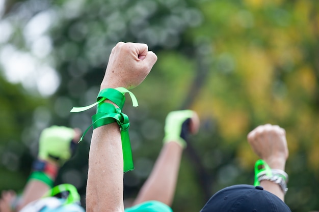 As pessoas levantaram mão ar lutando por protesto