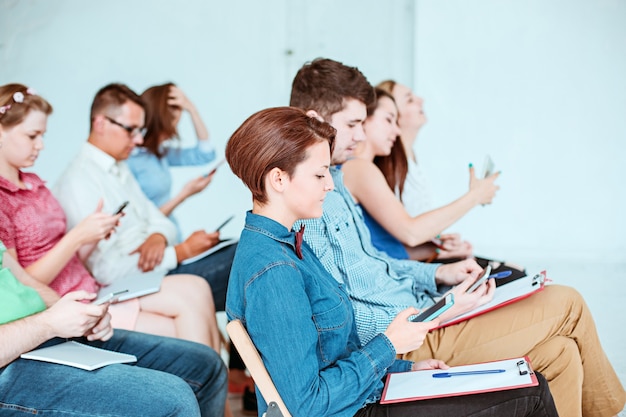 As pessoas na reunião de negócios na sala de conferências vazia. Conceito de negócios e empreendedorismo.