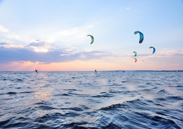 As pessoas nadam no mar em um kiteboard