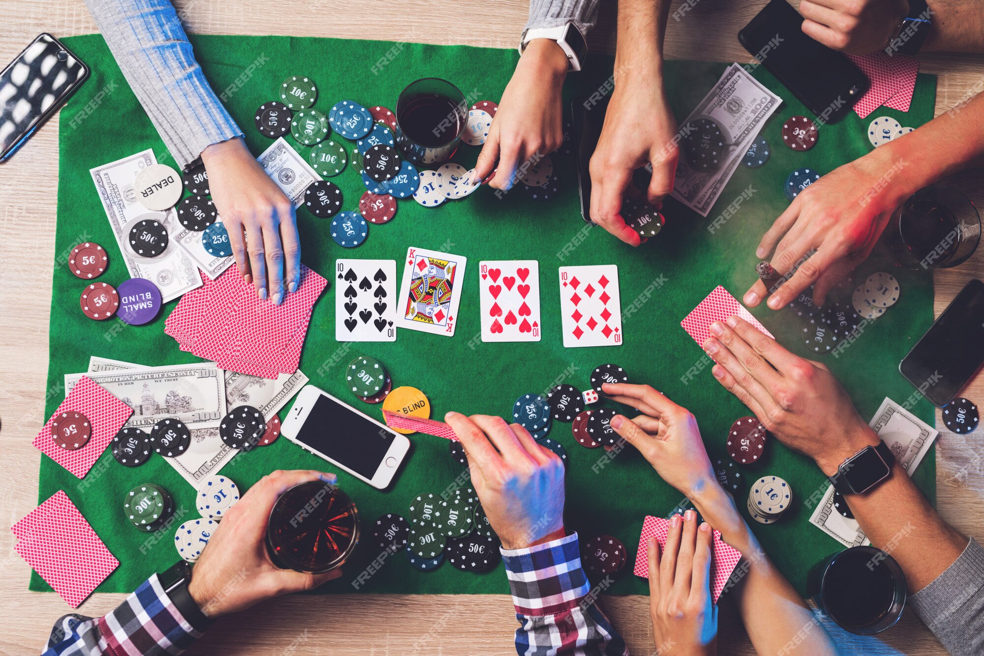 Grupo Pessoas Jogando Poker Com Cartas Mesa Com Bebidas Dinheiro