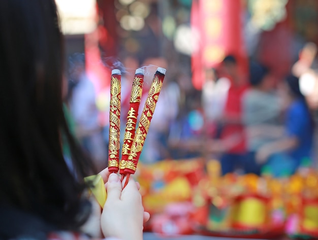 As pessoas rezam respeito com Incenso queimando para Deus no dia do Ano Novo Chinês