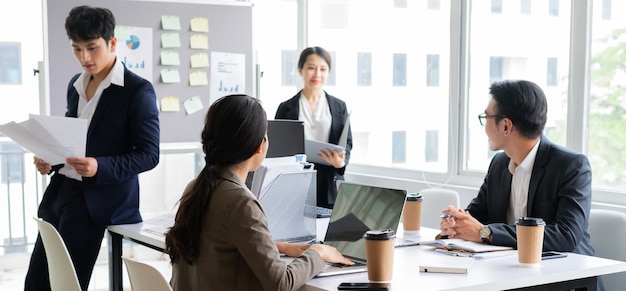 As pessoas se concentram em trabalhar no escritório