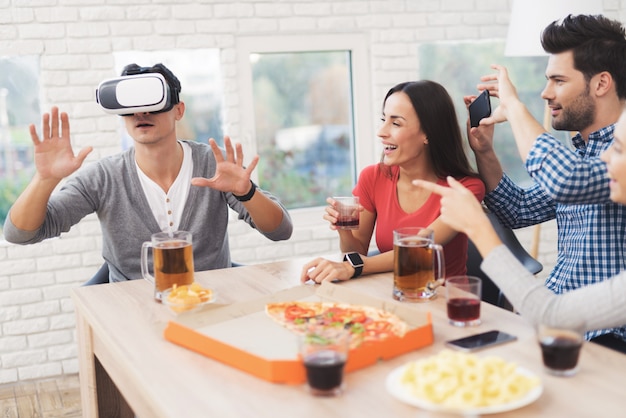 Foto as pessoas se sentam à mesa em que copos de álcool e comida