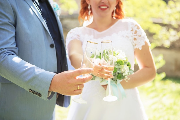 As pessoas têm em copos de mãos com vinho branco