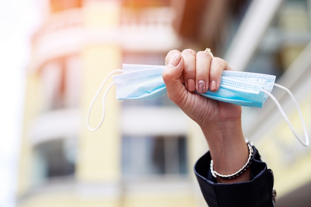 As pessoas usam máscaras para prevenir covid 19