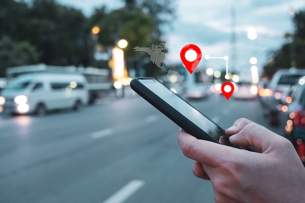 Foto as pessoas usam o smartphone para verificar o mapa para viajar com a internet e o aplicativo gps para férias.