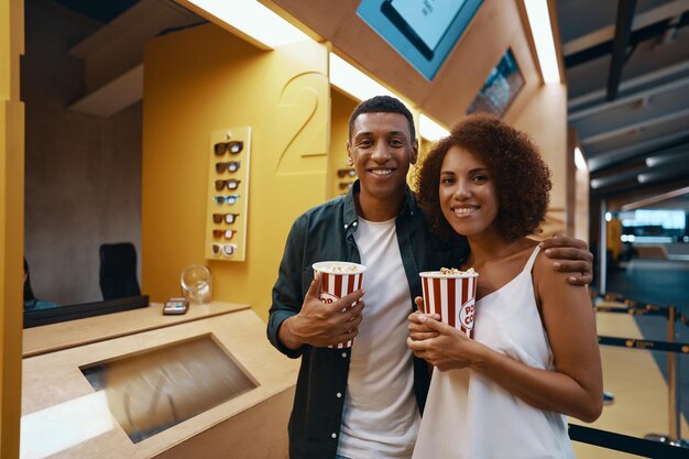 As pessoas vieram para a estréia do filme com pipoca Casal feliz no cinema