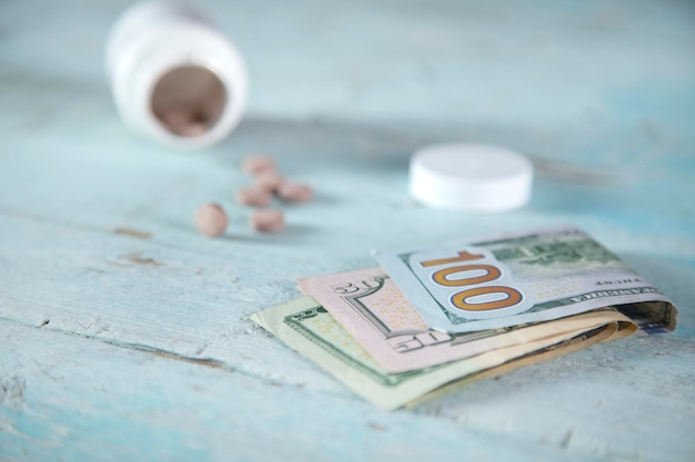 As pílulas médicas e dinheiro