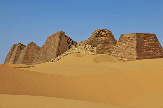 As pirâmides antigas de Meroe no deserto do Saara, Sudão