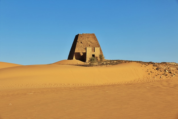 As pirâmides antigas de Meroe no deserto do Sudão