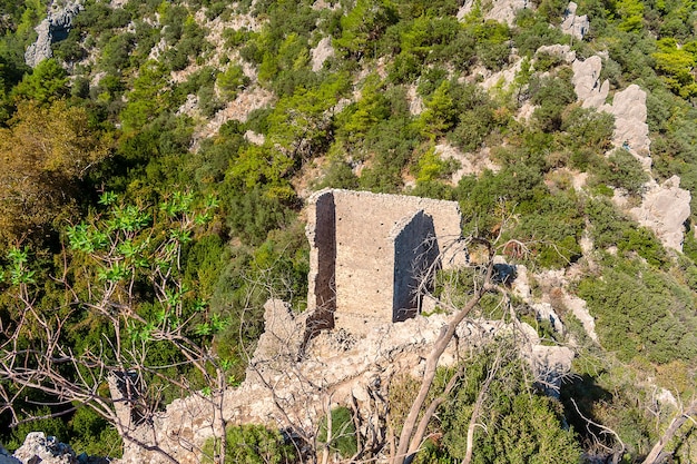 Foto as pitorescas ruínas da antiga cidade de olympos, na turquia