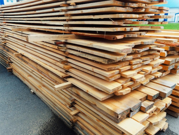 As placas de madeira são empilhadas em uma serraria ou carpintaria Secagem e comercialização de madeira