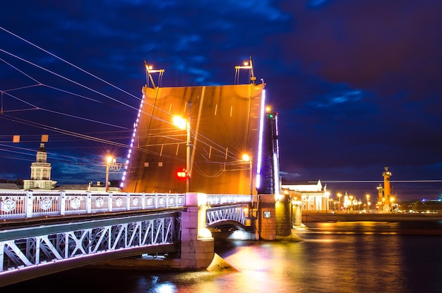 As pontes da noite, São Petersburgo, a ponte do palácio.