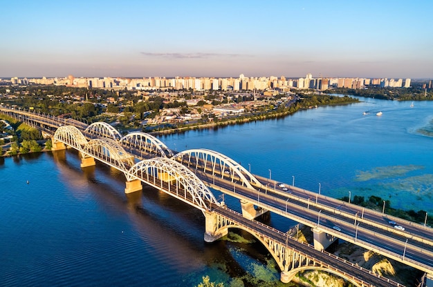 As pontes de darnytsia através do dnieper em kiev ucrânia